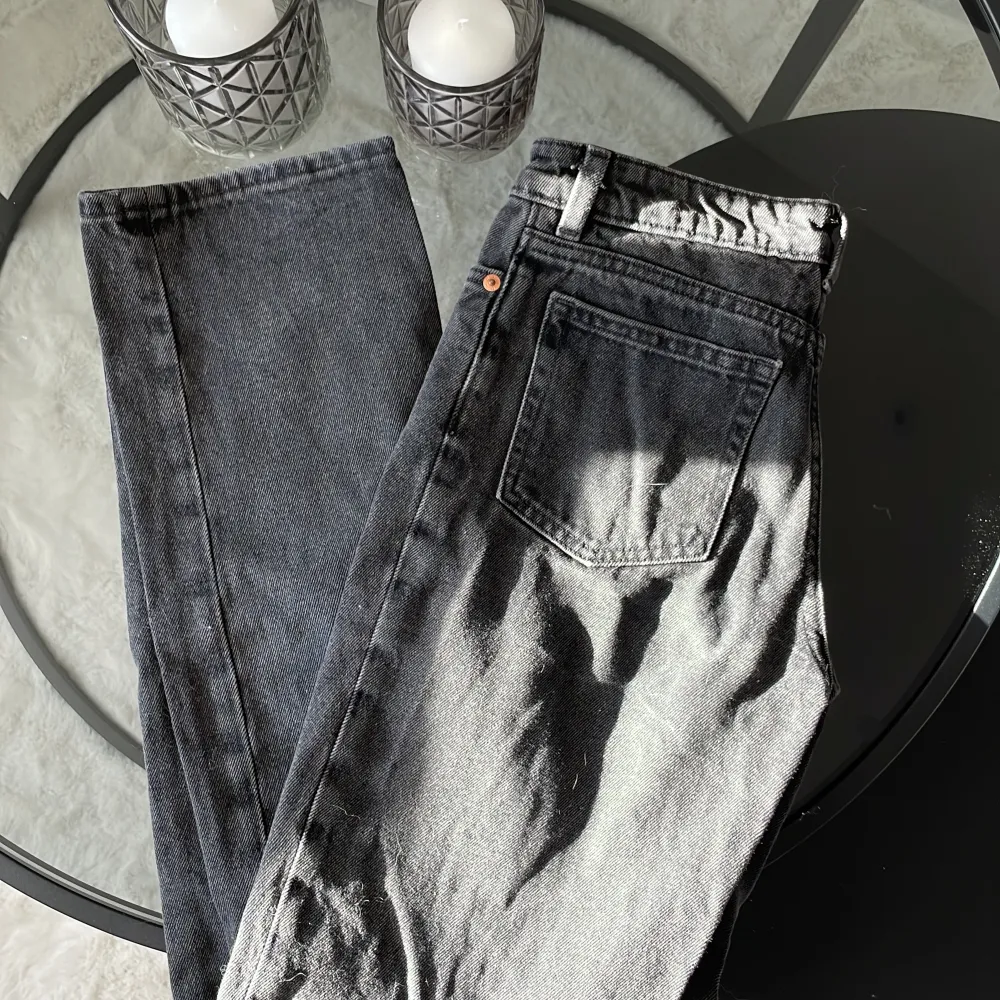Svart/grå raka jeans💕fint skick. Storleken är W24, skulle säga att det är som 32/34 i vanlig storlek. Jeans & Byxor.