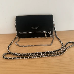 Zadig&voltaire väska - Zadig&Voltaire väska i lilla modellen. Väl använd men fortfarande i ett ganska bra skick. Tags och dust bag finns💕