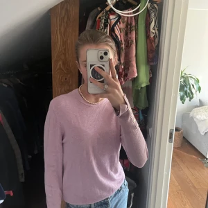 Lila tröja från Zara - Lila tröja med guldiga detaljer på handlederna. Storlek L men passar perfekt på mig som är XS-S