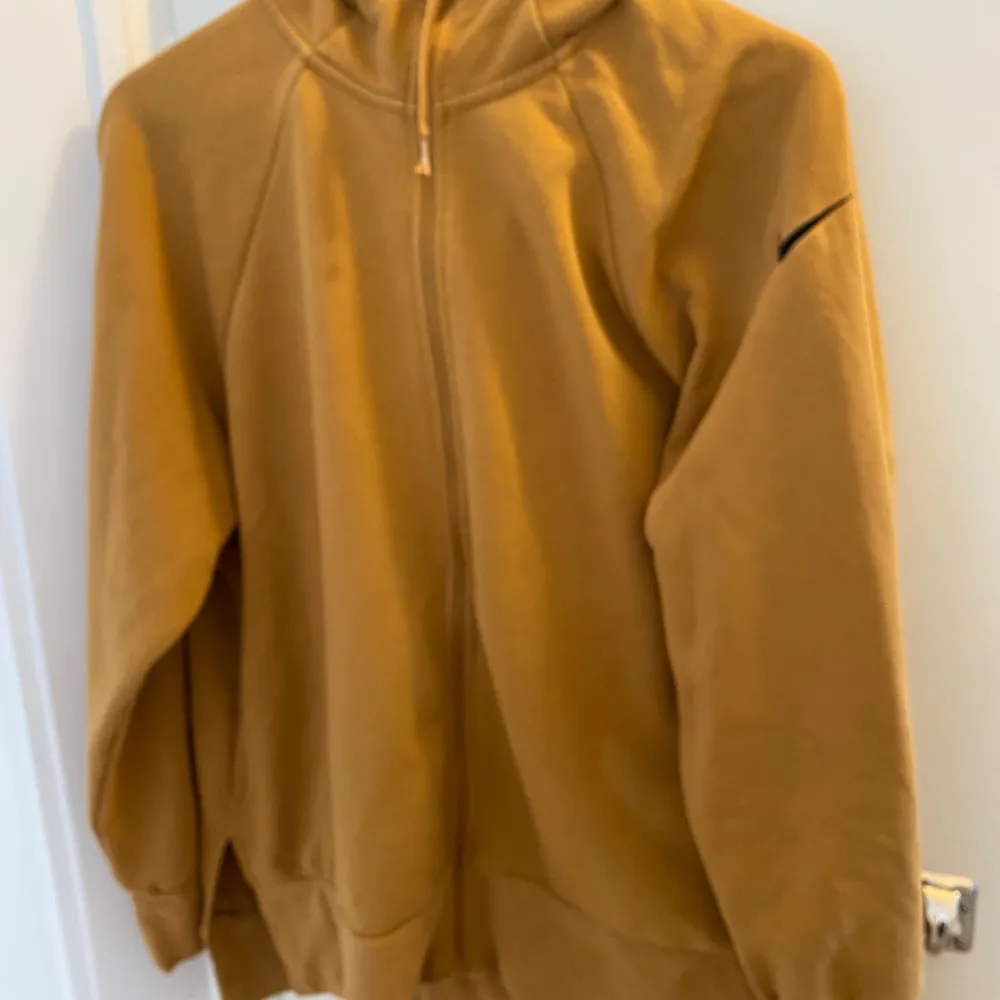Nike hoodie, dry-fit, storlek M. Fickor längs med sidosömmarna. Använd men i nyskick!. Hoodies.