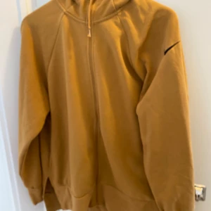 Nike hoodie, dry fit - Nike hoodie, dry-fit, storlek M. Fickor längs med sidosömmarna. Använd men i nyskick!
