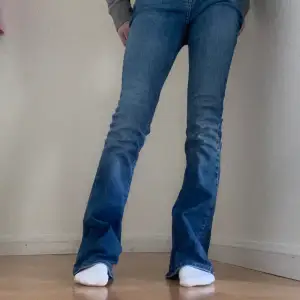 Säljer dessa snygga bootcut  jeansen från gina då de inte kommer till användning!❤️