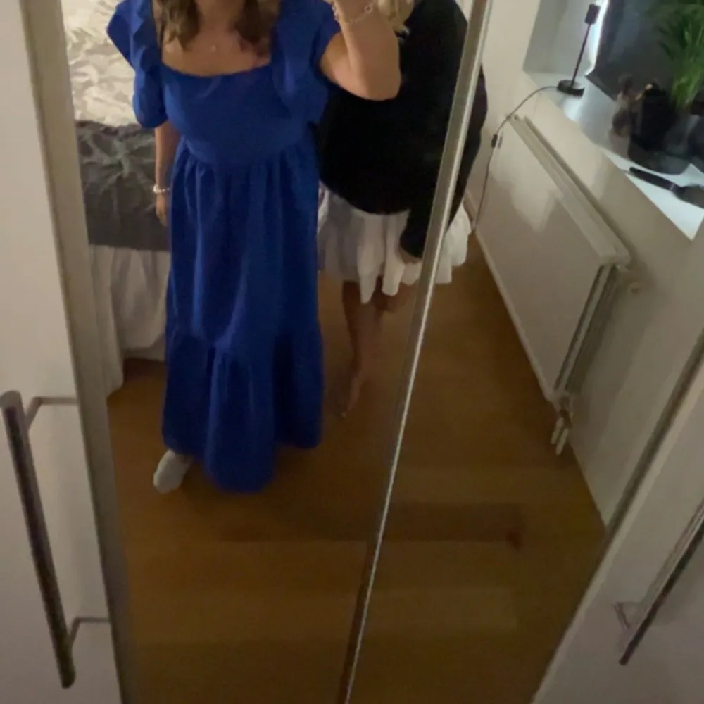Säljer denna jättefina blå långklänning som andvänd endast 2 gånger.. Klänningar.