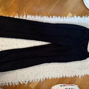 Kostymbyxor - Kostymbyxa, utsvängda, saknar lås till knappen därav priset