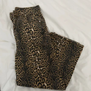 Leopard jeans storlek 36/38 - Helt nya leopardernas, storlek L men liten i storleken så uppskattningsvis storlek 36/38! Låg midja med raka vida ben! Riktigt snygga! Säljer då jag beställt ett par andra.  Säljer även storlek 38/40