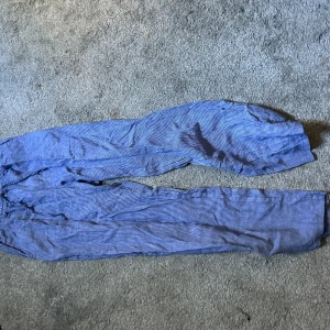 Linnebyxor - Blåvit randiga linnebyxor från design by sl. Prislapp kvar aldrig använda storlek M