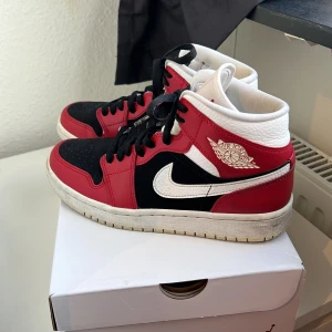 Jordan 1 - Red gym jordan 1 i storlek 38,5. Köpta på pardon my kicks för ca 3 år sedan. Använda men är fortfarande i väldigt bra skick. Helt äkta. Kommer i boxen den köptes i. Har ej kvar kvittot men det finns en QR kod på boxen som bevisar att de är äkta. 