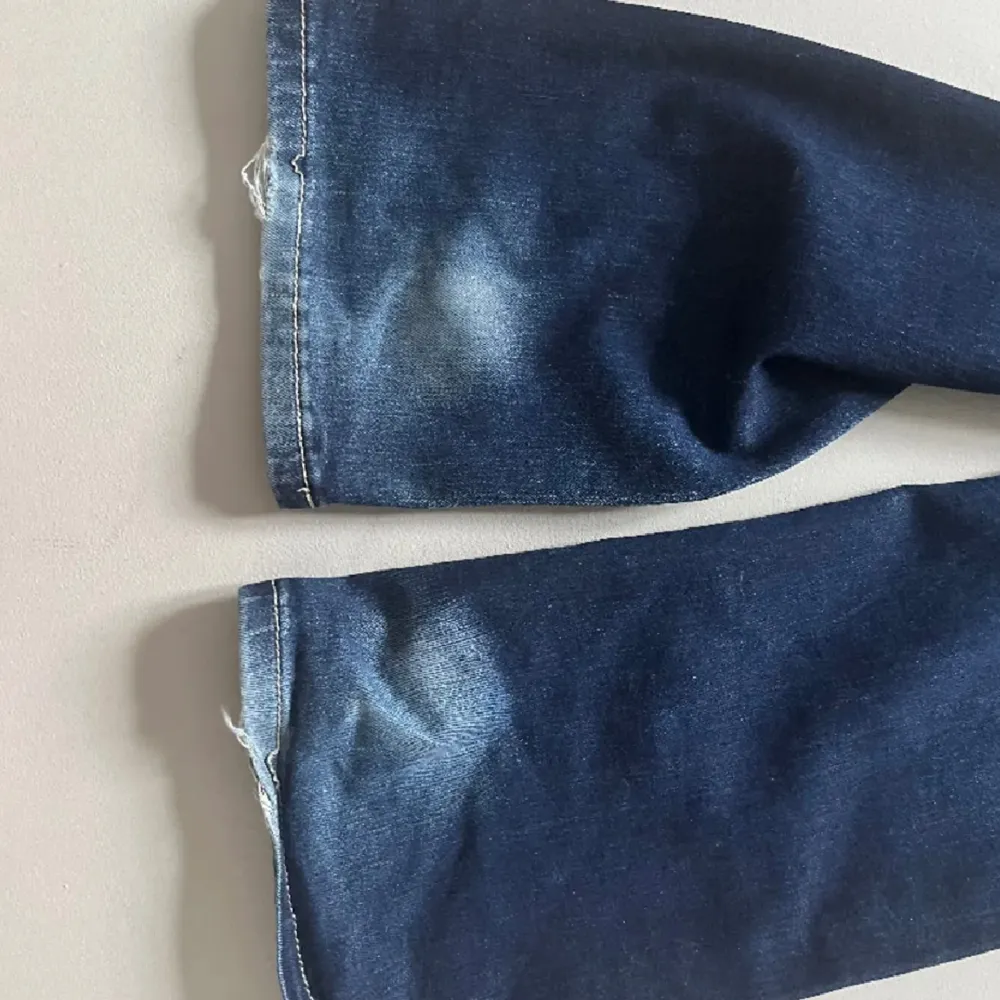 Mörkblå lågmidjade jeans!   Midjemått rakt över: 36 cm  Midjehöjd fram: 18 cm  Innerbenslängd: 83 cm   Ytterbenslängd: 102 cm  Bredd vid foten: 20 cm   Storlek: 26   Märke: PHA jeans   (Liten defekt längst ned på byxan, se sista bilden) 💛. Jeans & Byxor.