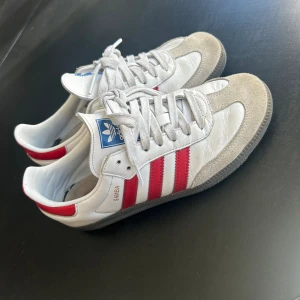 Adidas Samba Röda - Intressekoll på mina fina samba sneakers i storlek 36 2/3 (motsvarar 36), köpta i höstas men använda sparsamt! Tvättar såklart rent dom innan jag postar😊kan skicka fler bilder privat