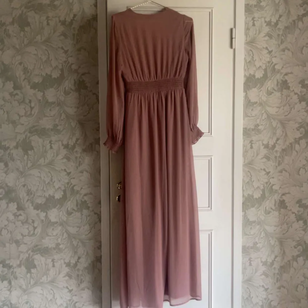 Jag säljer den här fina balklänningen. Den är använd en gång och är i väldigt fint skick. Luset blev tyvärr inte så bra på de sista två bilderna men den är ljusrosa som på första bilden.. Klänningar.