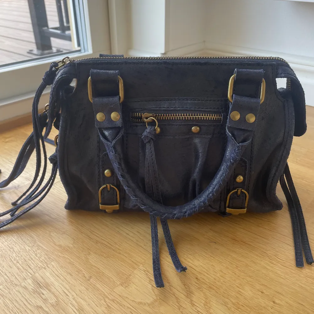 En handväska i blå och läder köpt utomlands💗 Knappt använd. Pris kan diskuteras!. Väskor.