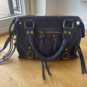 En handväska i blå och läder köpt utomlands💗 Knappt använd