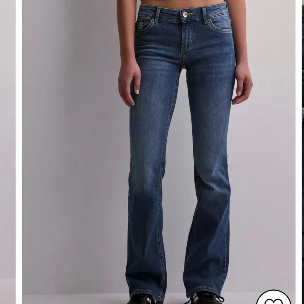 Säljer dom här jätte fina lågmidjade bootcut jeansen från only då dom tyvärr är för stora💕 dom är knappt använda och är i nyskick🤍. Jeans & Byxor.