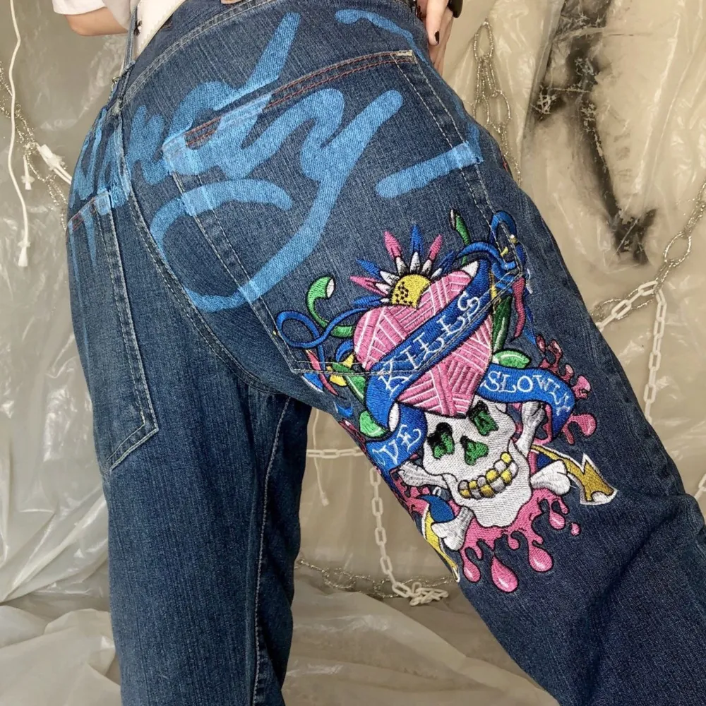 SÖKER ed Hardy jeans med ed Hardy tryck där bak och Baggy inte skinny🙏🏼🙏🏼🙏🏼 innerben 78cm+ midja 70-80 cm kontakta om du har!!. Jeans & Byxor.