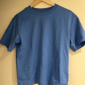 T-shirt - T-shirt från Gina som inte används längre, och har en lila 💜, mint grön 💚, svart  🖤samt vit 🤍i samma modell. Säljer alla för 280 kr.  Skriv vilka du vill köpa, så löser vi ett paketpris :)  Styckvis: 70 kr 💙