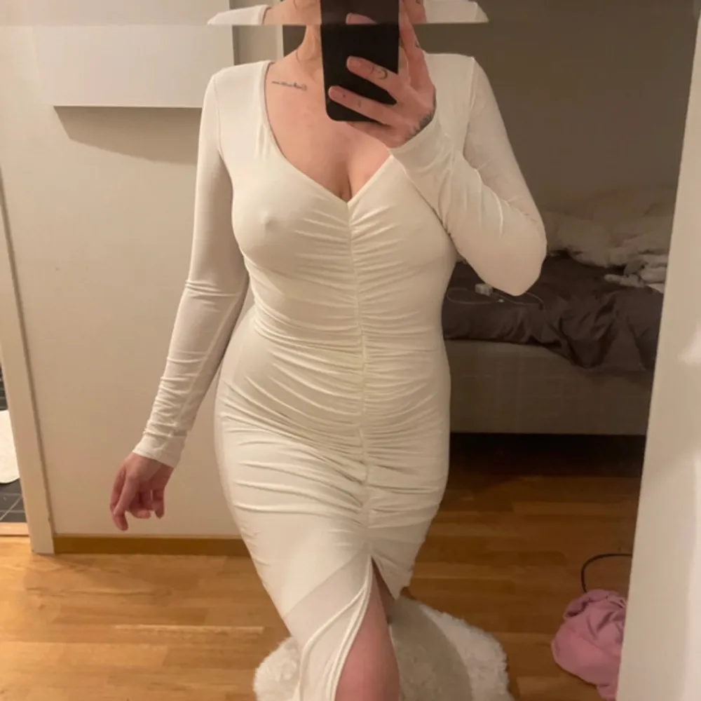 Jättefin vit klänning från Rebecca Stella med resår både baktill och framtill. Klänningen är kortare framtill och blir längre på sidorna och baktill. Pris 699:-. Klänningar.