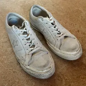 Välanvända skor från Converse i greige, i bra skick bortsett från ytligt smuts