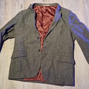 Grå kavaj/kostym  - Grå kavaj/kostym med röd insida  Andvänd 1 gång 