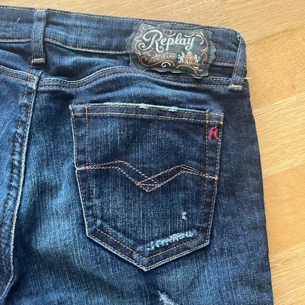 Säljer dessa jätte fina mörkblå bootcut jeans då de inte passar. De är i jätte fint skick och perfekta till våren.. Jeans & Byxor.