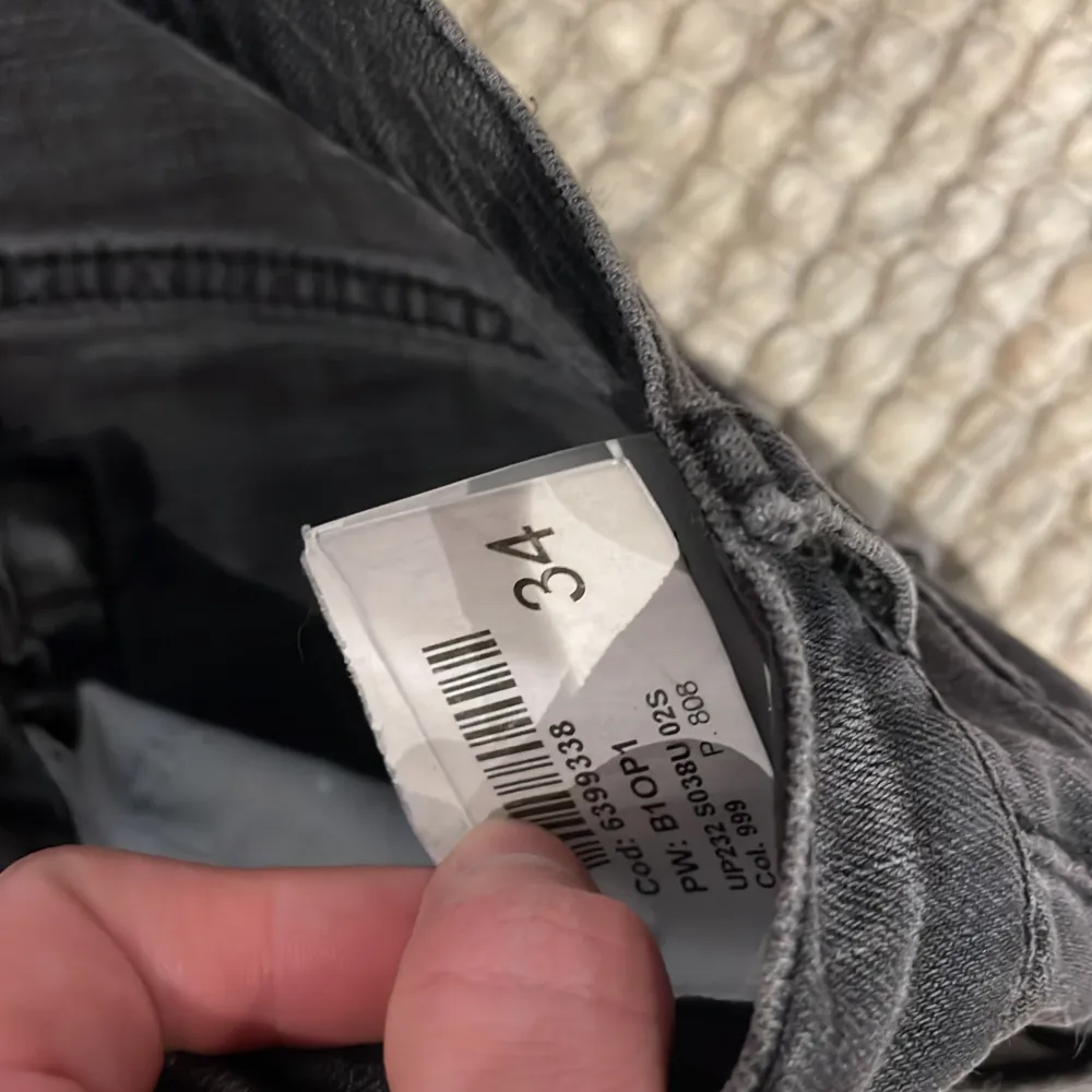 Sköna jeans ifrån dondup i modellen George  Nypris 2800kr Skick 8/10 Storlek 34 Svart/gråa Hör av dig vid frågor!. Jeans & Byxor.