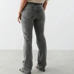 Säljer dessa skitsnygga jeans då dem inte kommer till användning, använda endast 4 gånger så i stort sett nya utan defekter❤️ nypris 500kr säljer för 199kr