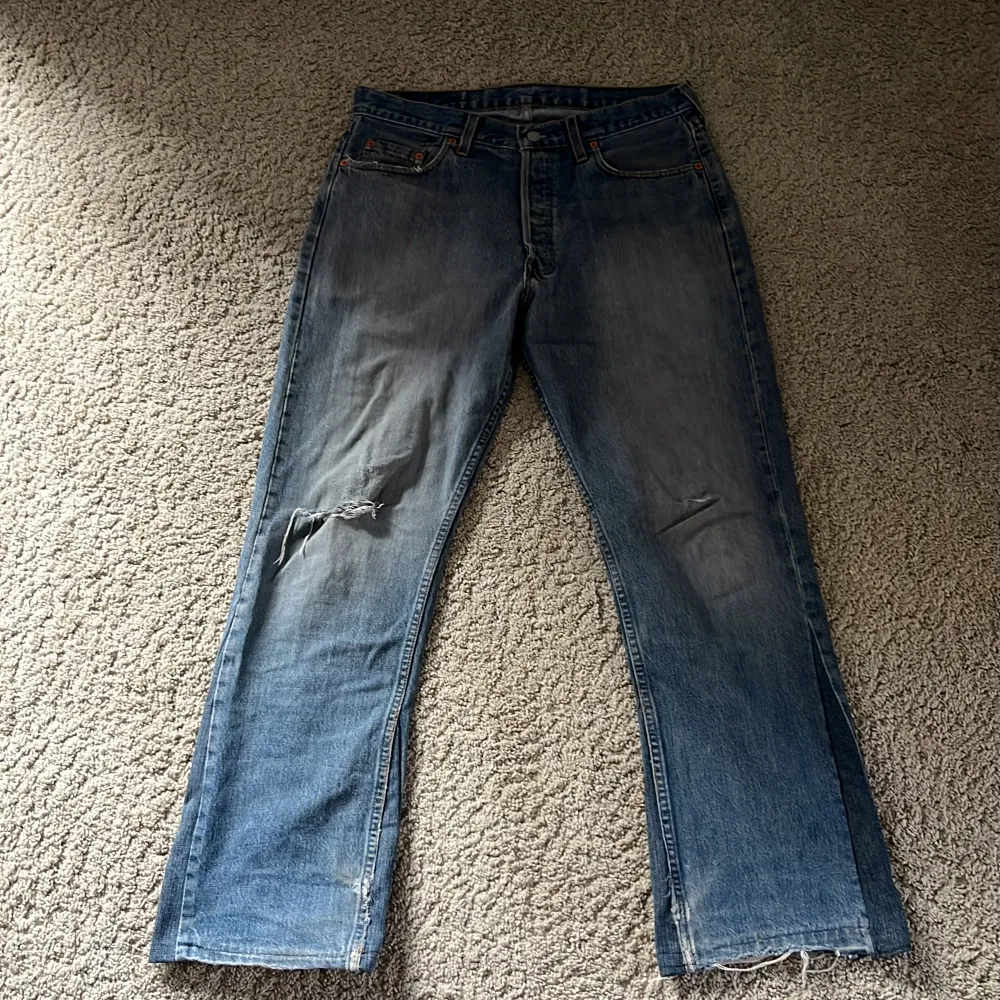 Levis 501 som jag bootcuttade själv as snygga inför sommaren. Jeans & Byxor.
