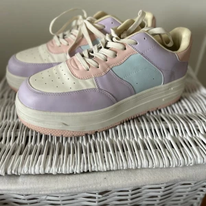 Monokroma sneakers med platåsula. - Färgglada sneakers med platåsula. Endast använda två gånger