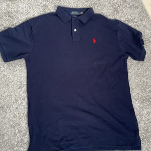 Ralph lauren piké  - Tjena! Säljer min helt nya Ralph lauren piké för den är för liten. Hade inget kvitto så kunde inte lämna tillbaka. Skriv om ni undar något!😀Är storlek S men passar M också