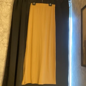 Kjol  - En lite längre, tunn kjol med en slits på höger sida. Passar perfekt på sommaren eller våren med ett par varma tights.