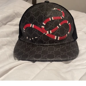 Keps  - Fet den är äkta boxfins allt förutom kvitto den vet jag inte vart den är 