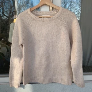 Stickad tröja - Superfint skick, säljer då den är för liten för mig💗