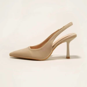 Beiga pumps - Beiga slingback pumps i storlek 41, skulle säga att dem även passar 40! Aldrig använda ❤️