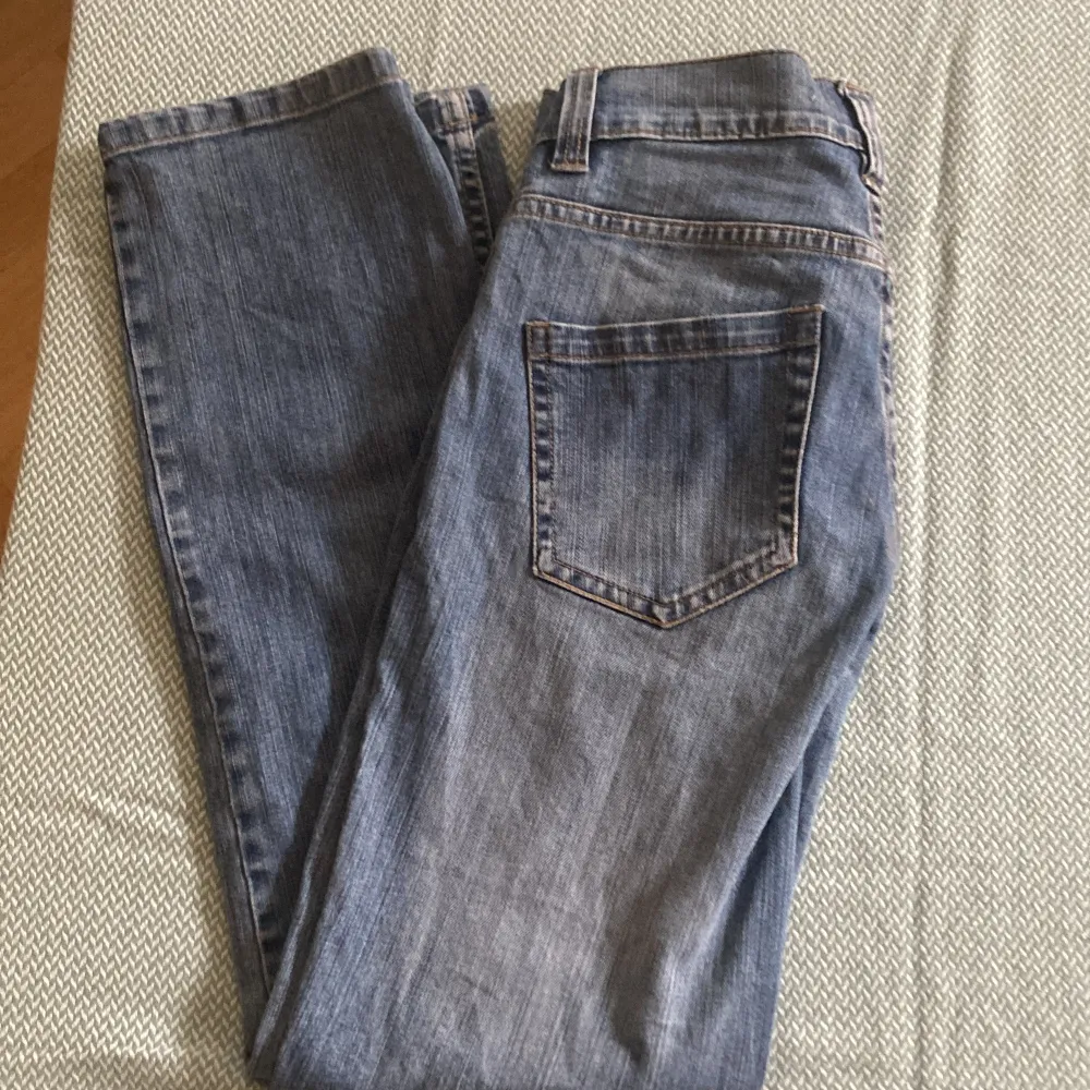 Jättefina jeans i bra skick!!! Fin färg. Säljer då de inte passar mig i midjan. Jeans & Byxor.
