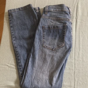 Snygga jeans!!! - Jättefina jeans i bra skick!!! Fin färg. Säljer då de inte passar mig i midjan