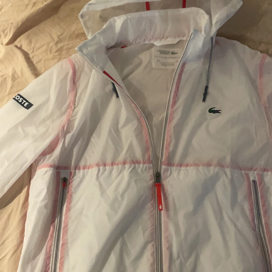 Vit/röd lacoste vindjacka
