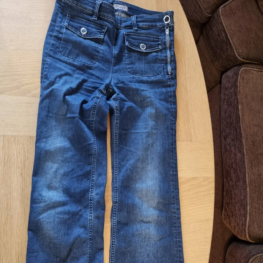 Högmidjade mörkblå jeans i lite rakare, bred modell. Ganska hög midja. Ser mindre ut på bilden men jag uppskattar att midjan passar allt från W26-W28 mkt stretch. Labeled as sz Small. Jeans & Byxor.