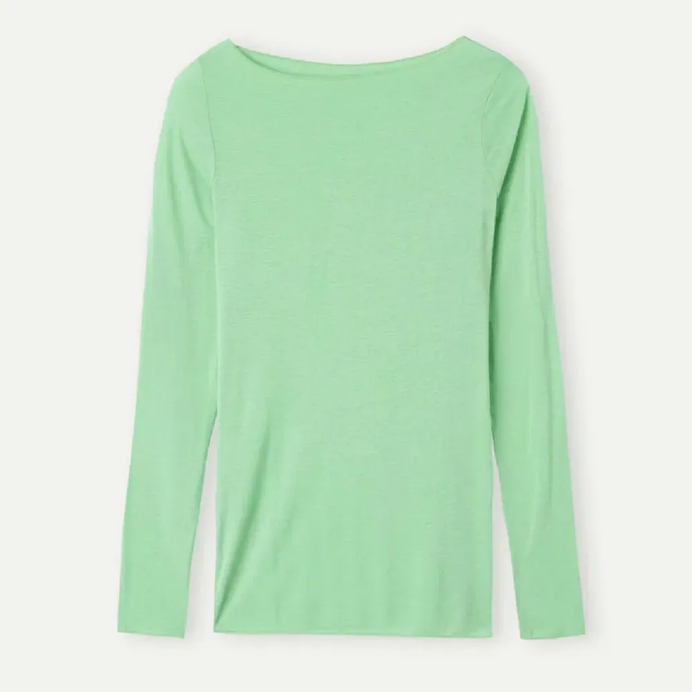 Boat Neck Ultralight tröja i modalkashmir från Intimissimi i en unik grön färg som inte säljs längre. Köpt för 449kr, säljer för 350kr. Oanvänd, därav väldigt bra skick.. Tröjor & Koftor.
