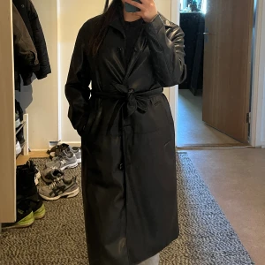 Trenchcoat  - Läder trenchcoat i skinnimitation frpn Berska storlek 36. Använd fåtal gånger 