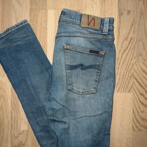 Nudie Jeans Lean Dean - Nudie Jeans, modell Lean Dean i slim passform. Storlek 30x34. Skriv om ni har några frågor!✅