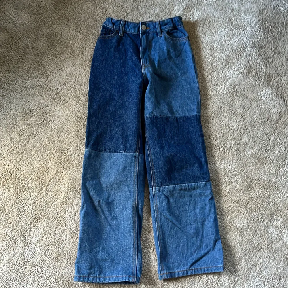 Säljer jätte fina jeans från Lindex eftersom dom tyvärr inte passar mig längre. Dem är i mycket bra skick💙💙 Köpte för 299kr. Jeans & Byxor.