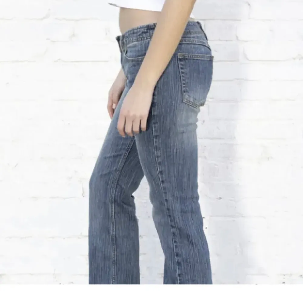 ❗️Kan sälja direkt för 400 kr❗️Säljer nu dessa super populära och helt slutsålda jeans ifrån Brandy Melville då de tyvärr inte längre passar mig. De är endast använda ett fåtal gånger och vid snabba affär kan jag gå ner i pris💕Köptes in för 500kr. Jeans & Byxor.