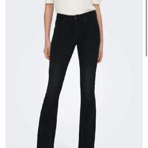 Svarta jeans från only, köpte för 550, små i storleken och jag brukar vanligtvis ha 36