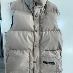 Canada Goose freestyle crew väst - Säljer min mammas vintage canada goose väst då den inte kommer till användning💕 Den är i bra skick utan defekter. Pris kan diskuteras💕