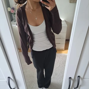 Kofta - Kofta i bra skick. Nopprig men inga andra tecken på användning. Säljer eftersom jag inte får använding av den💞