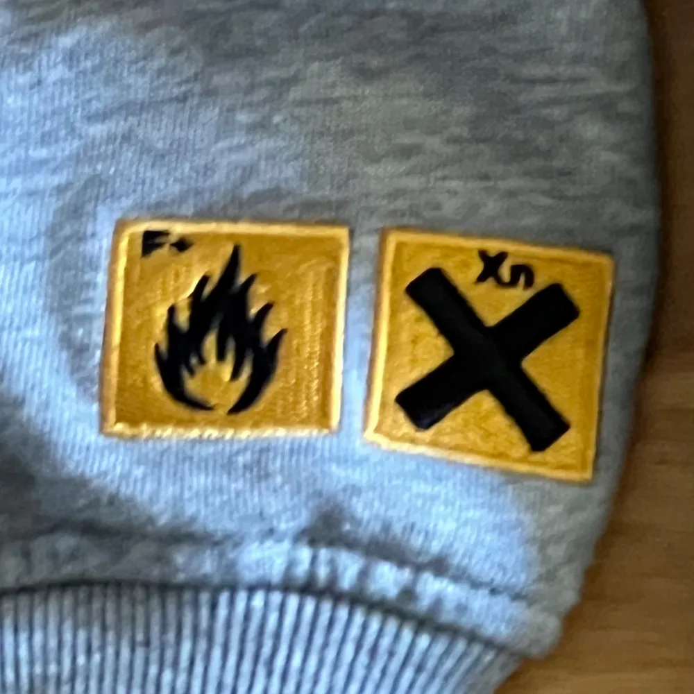 as fet montana cans hoodie med feta detaljer som logorna nere vid handen köpt i berlin använd några gånger inga skador. Hoodies.