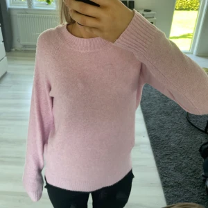 Rosa stickad tröja  - En rosa stickad tröja från vero moda (VMDOFFY O-NECK) i ljus rosa! Använd väldigt fåtal gånger men sitter jätte fint och väldigt skönt matrial! Hör av dig vid intresse/mer bilder! 🤗💞 Säljer pga att den inte är min stil längre ☺️