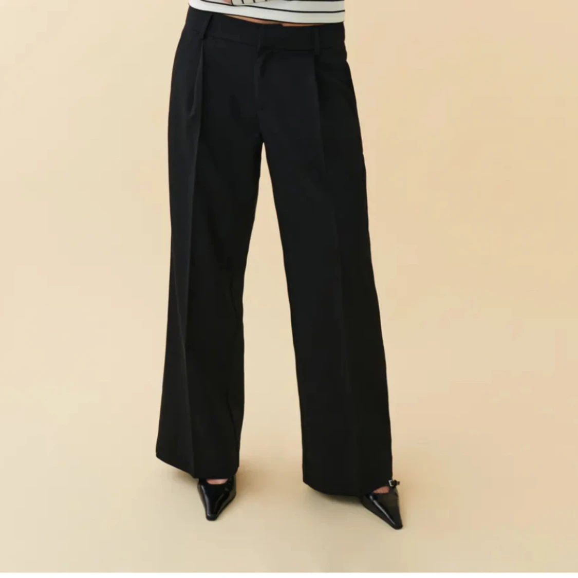 Lowwaist kostymbyxor från Gina