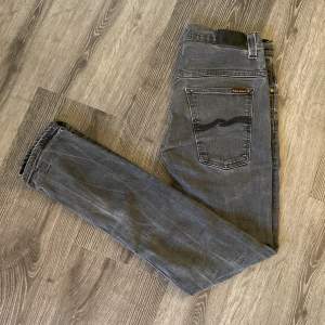 | Nudie Jeans | Skick 8/10 | Strl 34/34 passar ca 30/32 | Pris 449 | Modell Tape Ted  | Hör av dig vid minsta fundering!