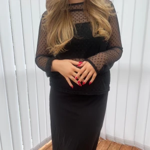 Svart Festtopp  - Fin svart festtopp i meshtyg med prickigt mönster! Jättefin att ha över en klänning, linne osv. Köpt för 300kr,  använt fåtal gånger och har inga defekter!🤎✨