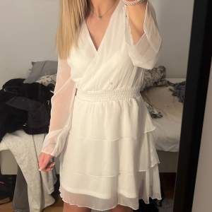 Säljer denna superfina klänning, Alina Fill Dress från Bubbleroom, som är i väldigt bra skick. Använd endast 1 tillfälle. Storlek 34. Pris kan diskuteras!❤️